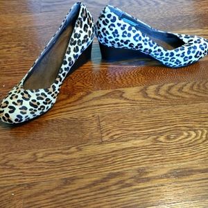 Vionic platform cheetah/leopard print shoes